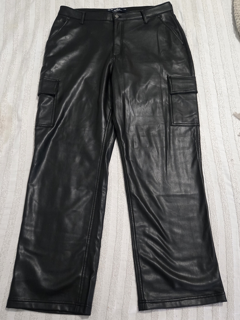 Hollister - Ultra High-Rise Vintage Baggy Faux Leather Cargo Pants - Black